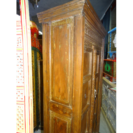 Gran armario con puertas antiguas de color teca