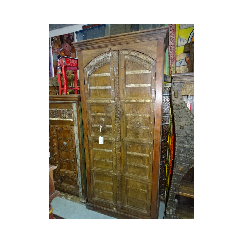 Großer Kleiderschrank mit alten runden Türen