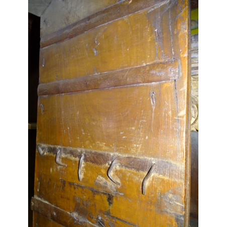 Großer Kleiderschrank mit alten runden Türen