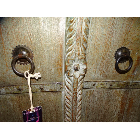Alter indischer Schlafzimmerschrank mit 2 alten geschnitzten Türen
