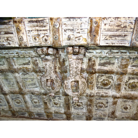 Sehr alte indische Truhe, die als Couchtisch verwendet werden kann 130x77x48 cm