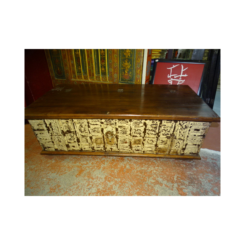 Cofre indio muy antiguo que puede usarse como mesa de centro 132x65x45 cm