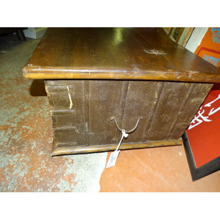 Cofre indio muy antiguo que puede usarse como mesa de centro 132x65x45 cm