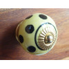 Boutons jaune pastel pois noirs