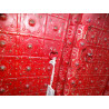 Armario con puertas arqueadas y metal rojo y naranja
