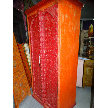 Kleiderschrank mit Bogentüren und rotem und orangefarbenem Metall