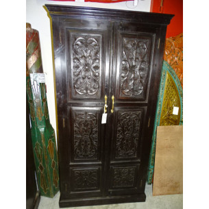 Armoire sculptée fleurs patine foncée