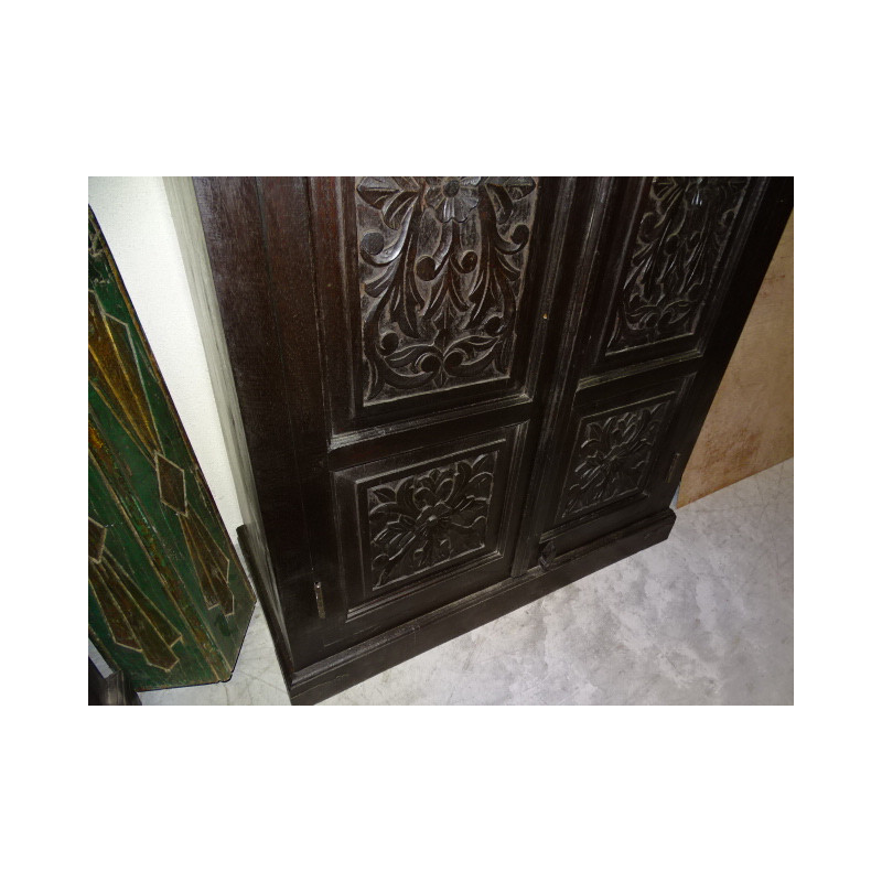 Blumen geschnitzten Schrank dunkle Patina.