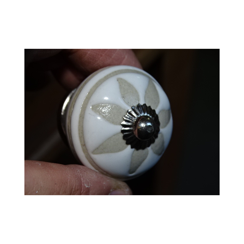 Boutons de meubles avec avec petits pétales en relief - argenté