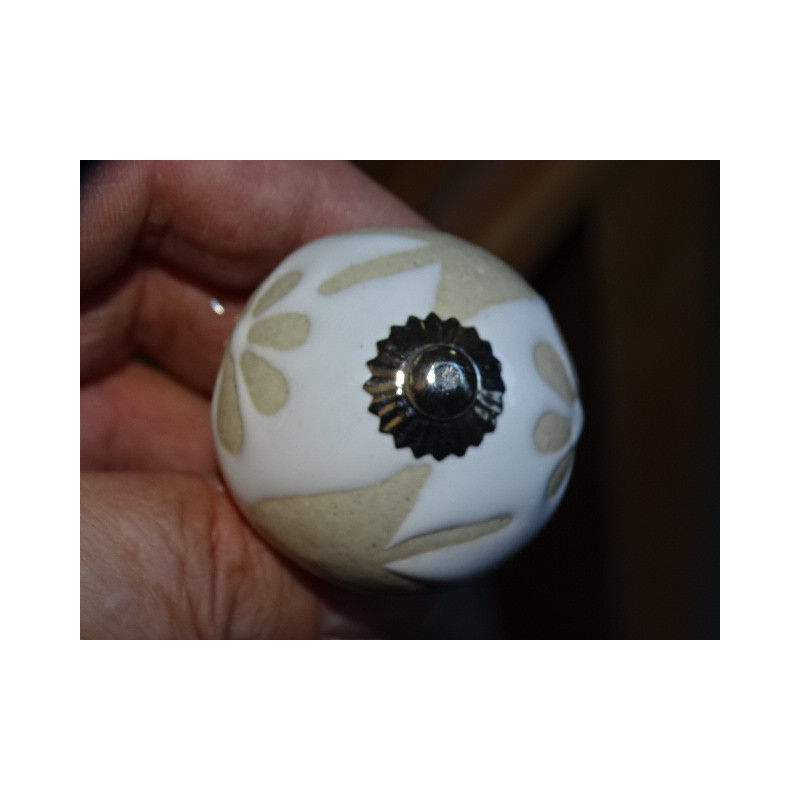 Furniture knobs with flowers and leaves in relief - silver