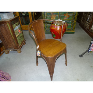 Silla de metal con asiento de mango macizo