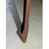 Silla de metal con asiento de mango macizo