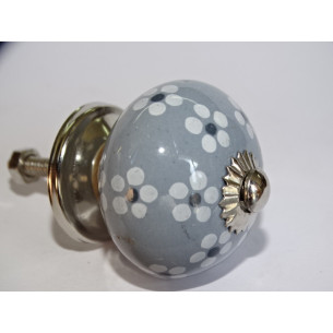 Pomos de muebles grises con pequeñas flores blancas - plata