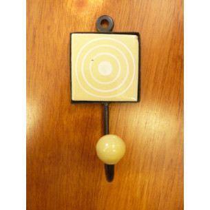 Patère de porte carrée de couleur jaune avec cercles blancs