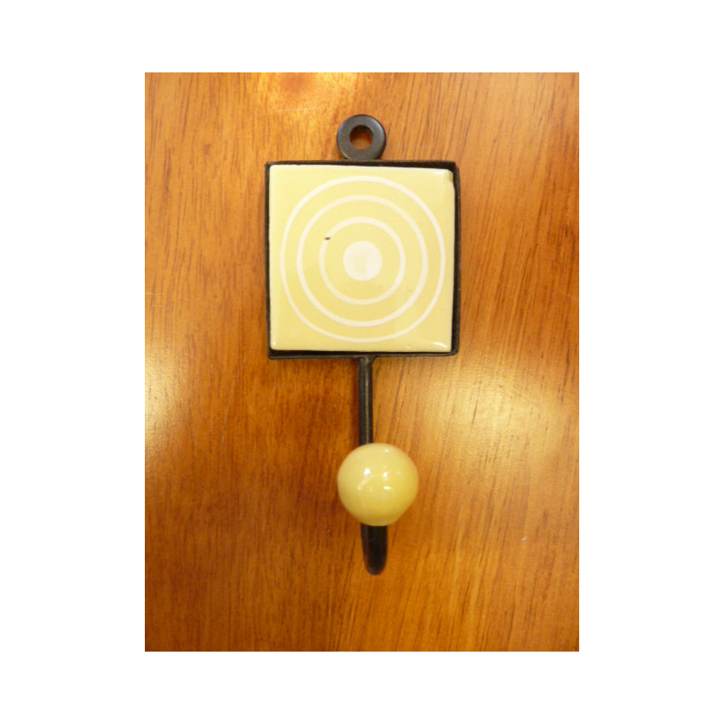 Patère de porte carrée de couleur jaune avec cercles blancs