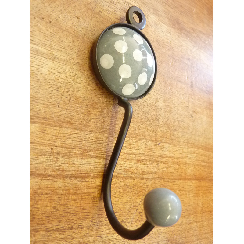 Cappotto rotondo di colore grigio con puntini bianchi