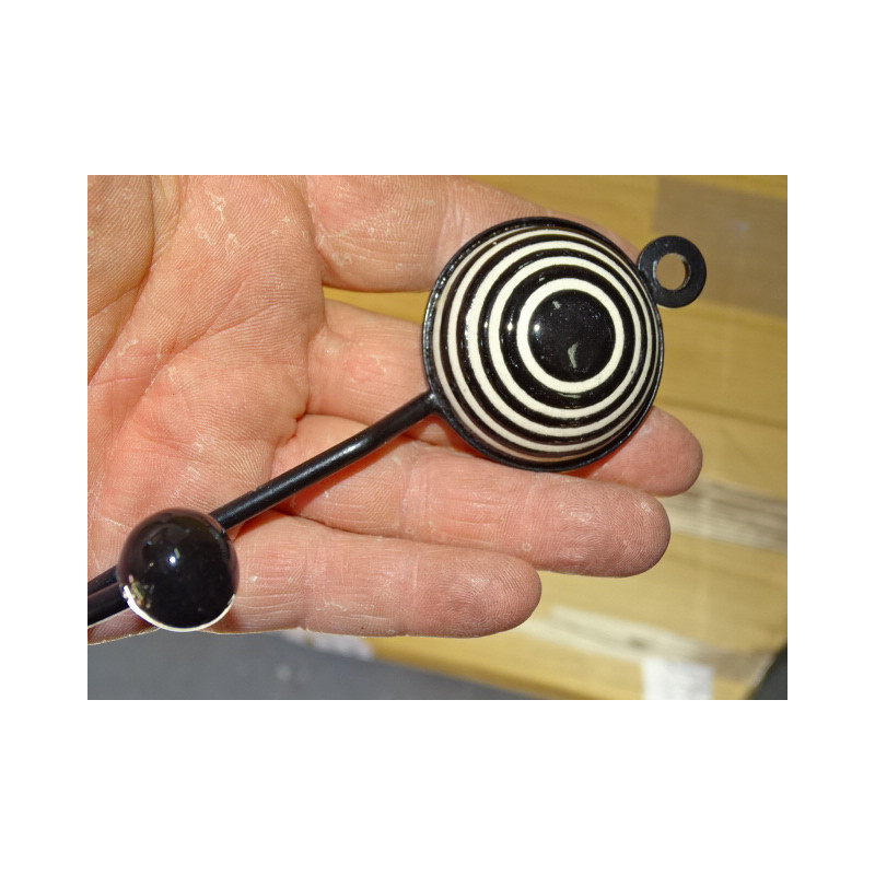 appendiabiti rotondo nero con spirale in rilievo