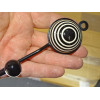 runder schwarzer Kleiderhaken mit geprägter Spirale