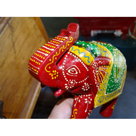 Elefante Ceremonial Rojo Pintado A Mano - 15x7x16 Cm