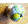 Maneje verde porcelana y flor amarilla