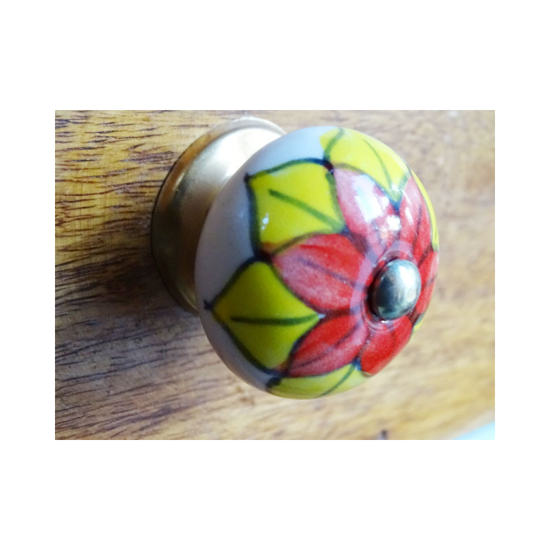 Manejar la flor roja de la porcelana