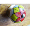 Manejar la flor roja de la porcelana