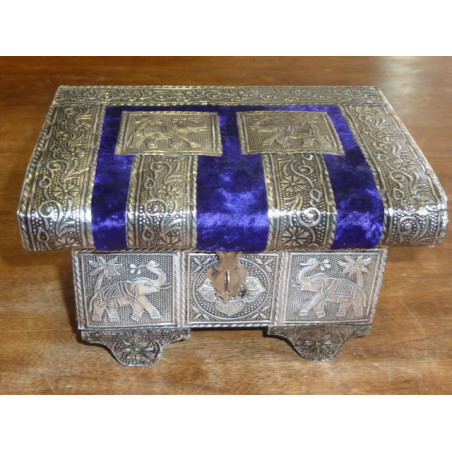 boxe chest with jewelry with weels