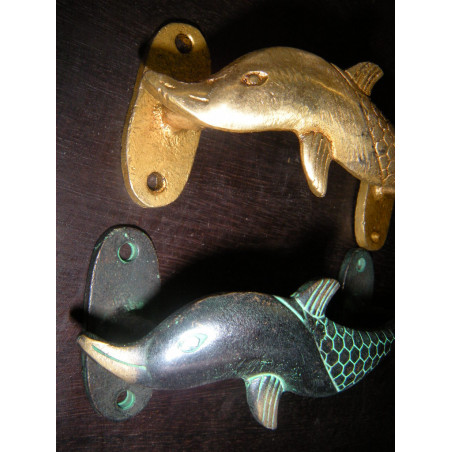 Manija de bronce pequeño delfín de oro