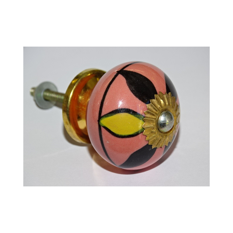 Muebles mango rosa con pétalos de color amarillo y negro