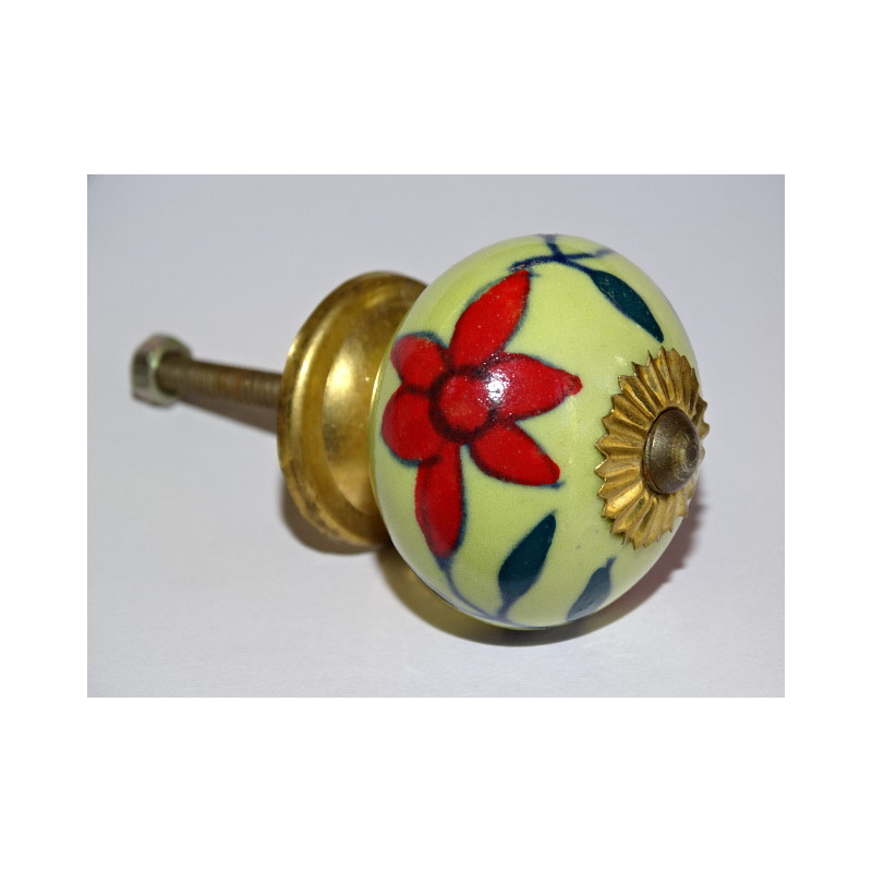 manija de los muebles de color amarillo con flores rojas