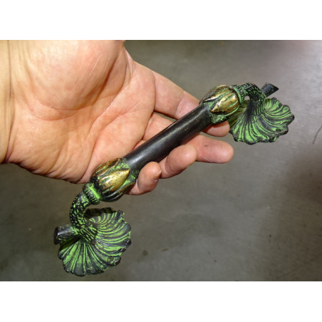 Mango grande con hojas de acanto negras patinadas en verde - 22 cm