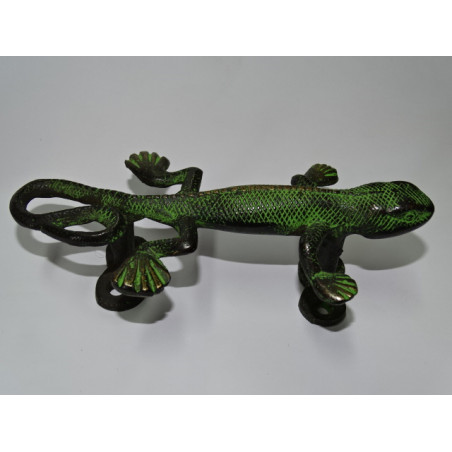 Bronzegriff in Form eines grün patinierten Salamanders