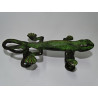 mango de bronce en forma de salamandra patinada verde