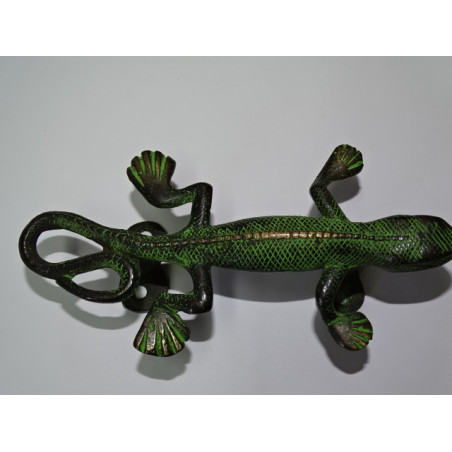 Bronzegriff in Form eines grün patinierten Salamanders