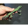 mango de bronce en forma de salamandra patinada verde