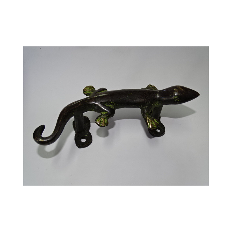 grüner und glatter patinierter Salamanderbronzegriff - links