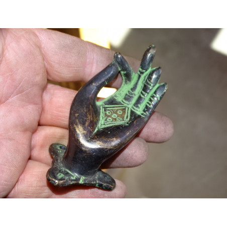 Poignée en bronze main de Buddha patiné noire et verte 9 cm