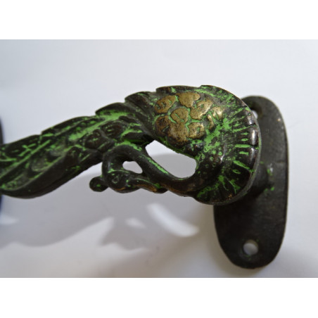 Manico in bronzo a forma di pavone patinato nero e verde - sinistra