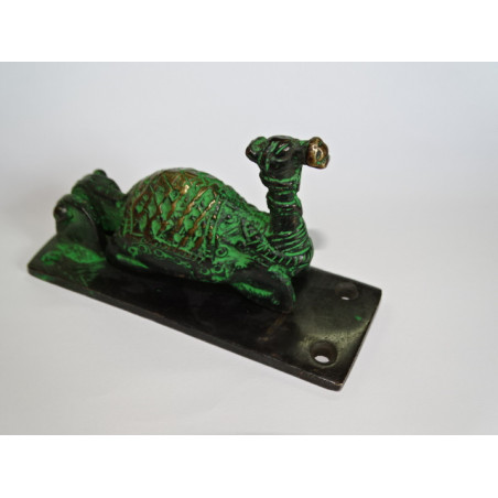 Battente in bronzo a forma di cammello patinato in nero e verde - 10 cm
