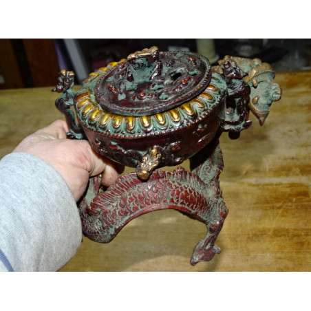 Incensario de bronce en forma de dragón con pátina marrón