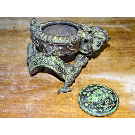 Drachenförmiges Räuchergefäß aus Bronze mit grüner Patina