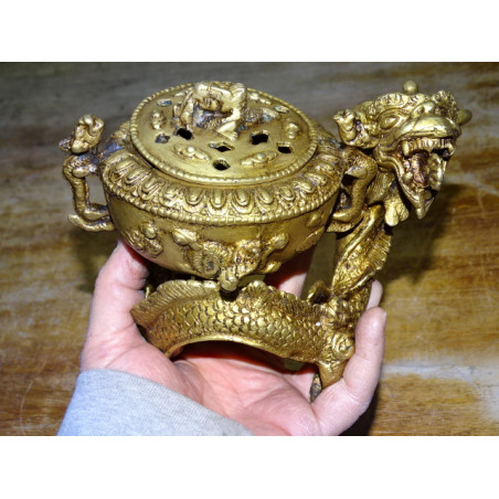 Incensario de bronce en forma de dragón con pátina dorada