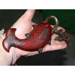 Bronze Vorhängeschloss Fisch braune Patina