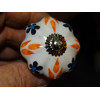 Mango de calabaza en porcelana blanca y 4 llamas naranjas - plata