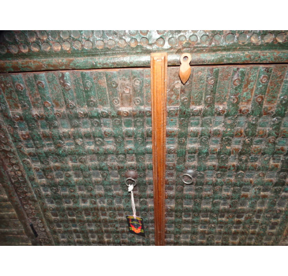 Sideboard Pitara mit geprägtem Metall überzogen, 130x50x95 cm