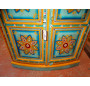 Niedriger Schrank mit blauen geschwungenen Türen 90x38x120 cm