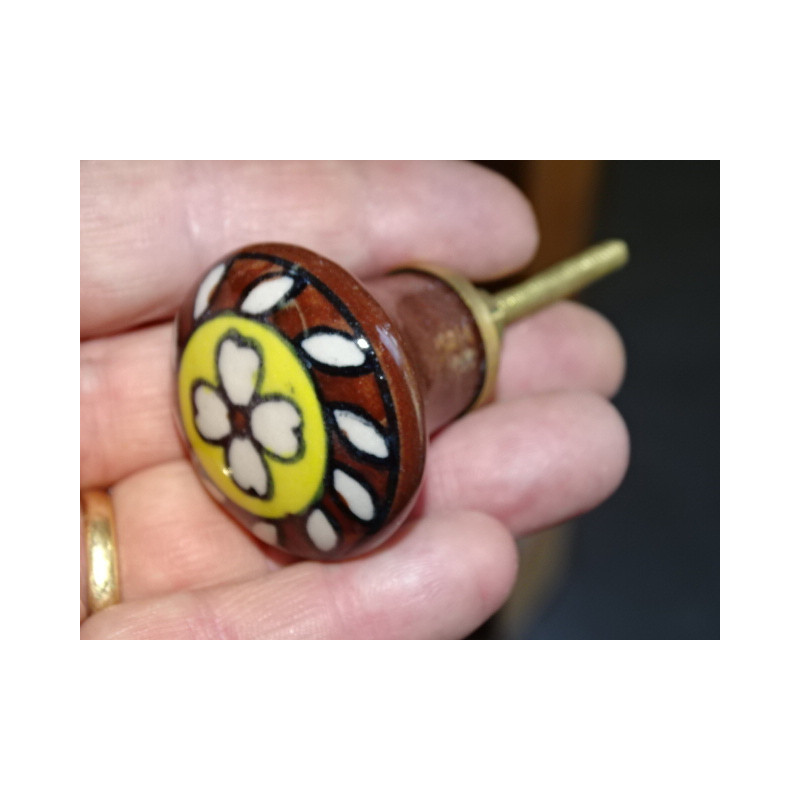 Botón de porcelana marrón y amarillo con flor blanca