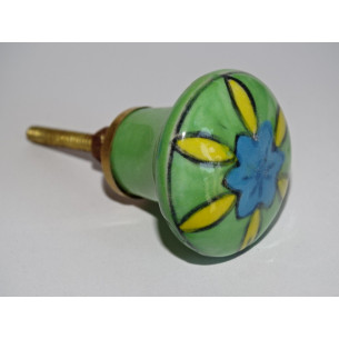 bouton en forme verte et fleur jaune et turquoise
