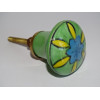 Botón de porcelana verde y flor amarilla y turquesa