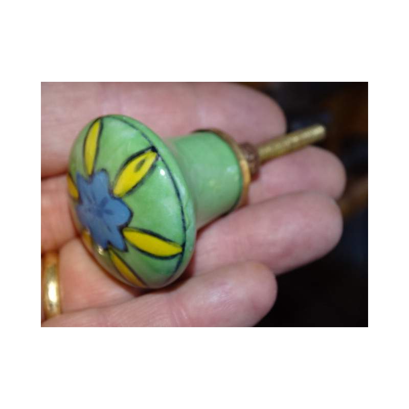 bouton en forme verte et fleur jaune et turquoise